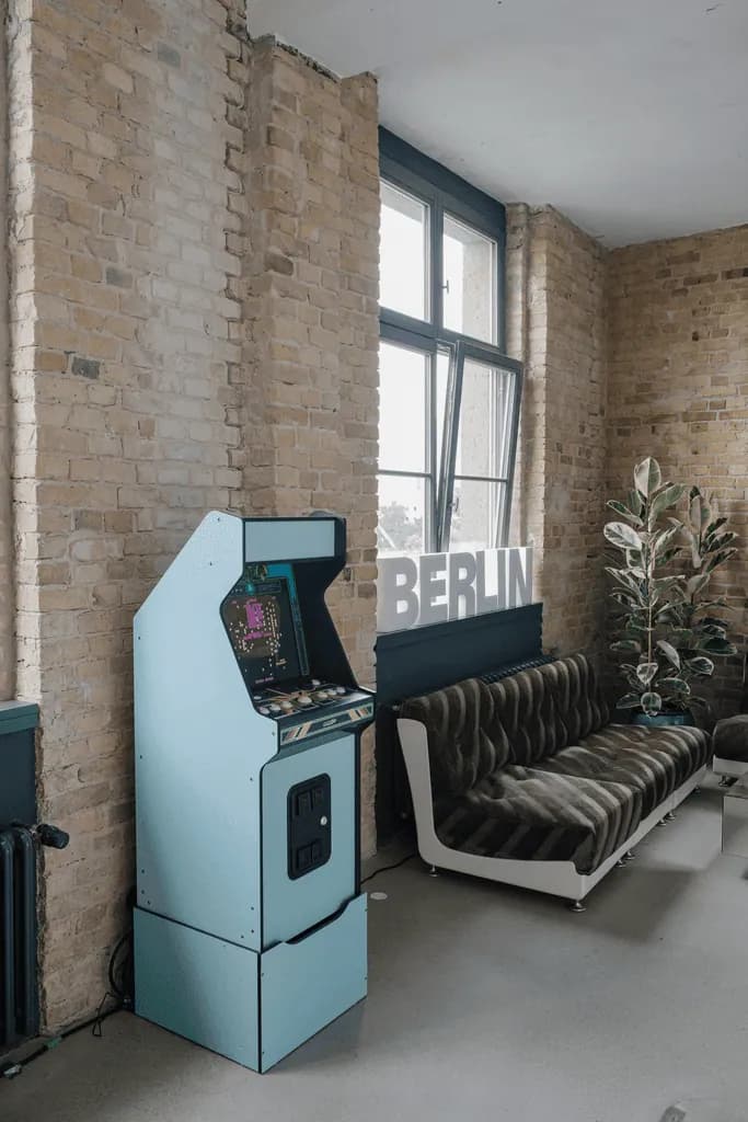 Arcade machine and lounge seating at w3.hub Berlin